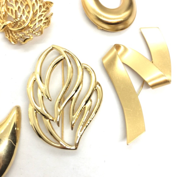 !!SOLD!! VINTAGE BROOCHES LOT OF 5 MONET CROWN TRIFARI GOLD TONE LEAF ABSTRACT - Picture 6 of 14